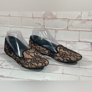 Cosmopolitan nude flats with black lace throughout size 8M like new!